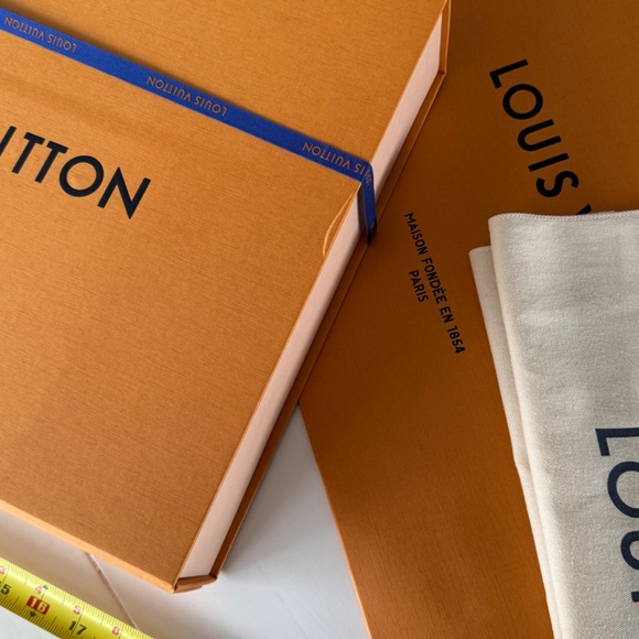 Louis Vuitton Neverfull Gift Set: Box, Shopping Bag, Dust Bag & Ribbon in Excell - Picture 4 of 5